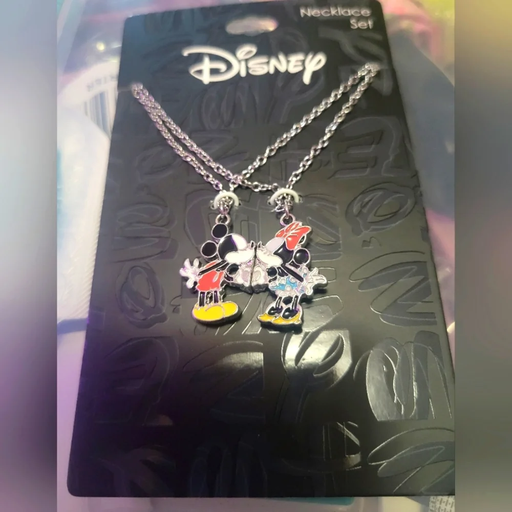 Disney Mickey & Minnie Kissing Necklace Set - Picture 2 of 5